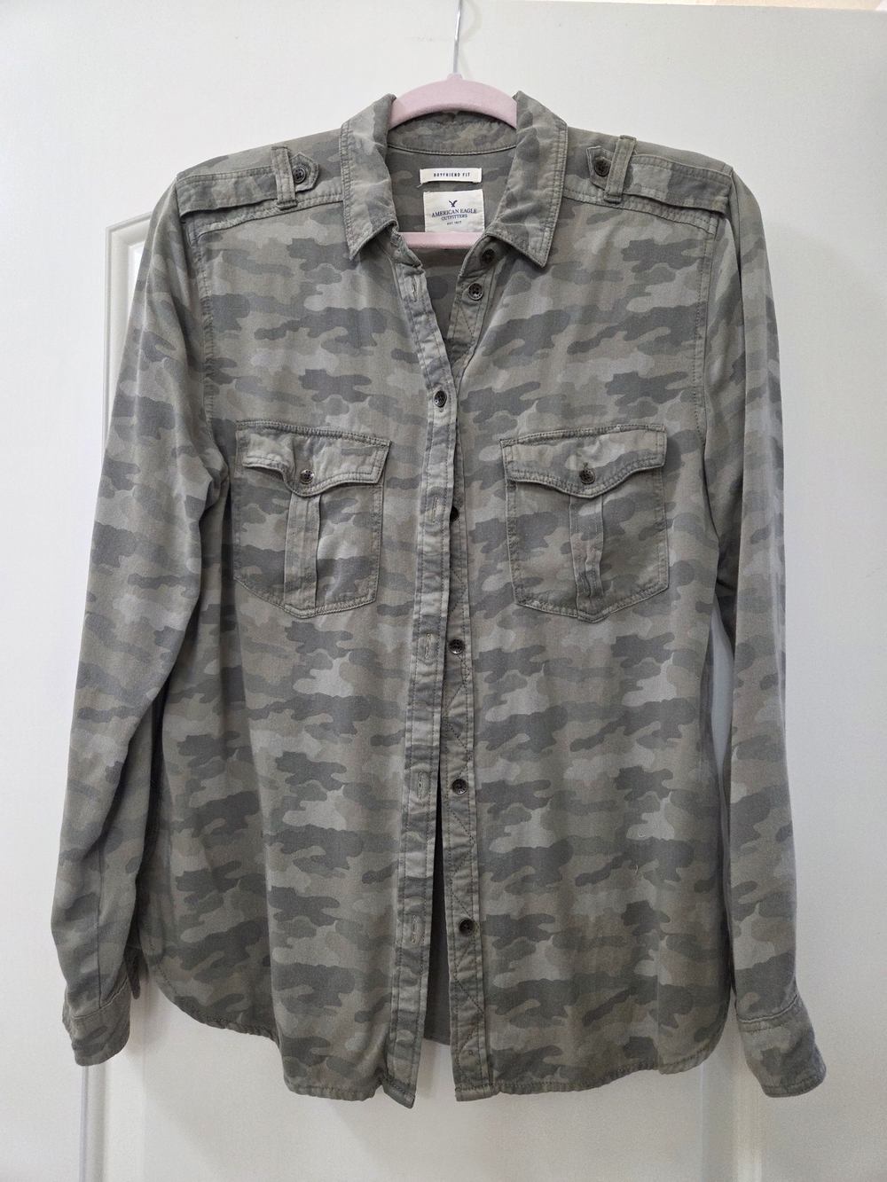 American Eagle Outfitters Gray Camouflage Long-Sleeve Button-Up Shirt